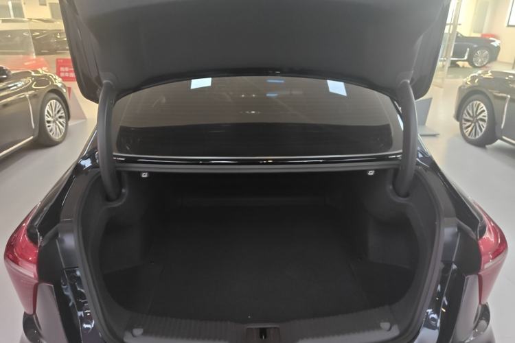 Used Hongqi H5 2025 2.0T Automatic Flag Edition – 500 000 Units Commemorative Version Trunk