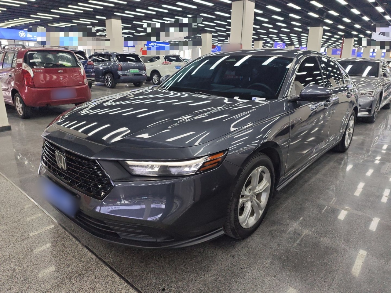 تحت مقدمة السيارة