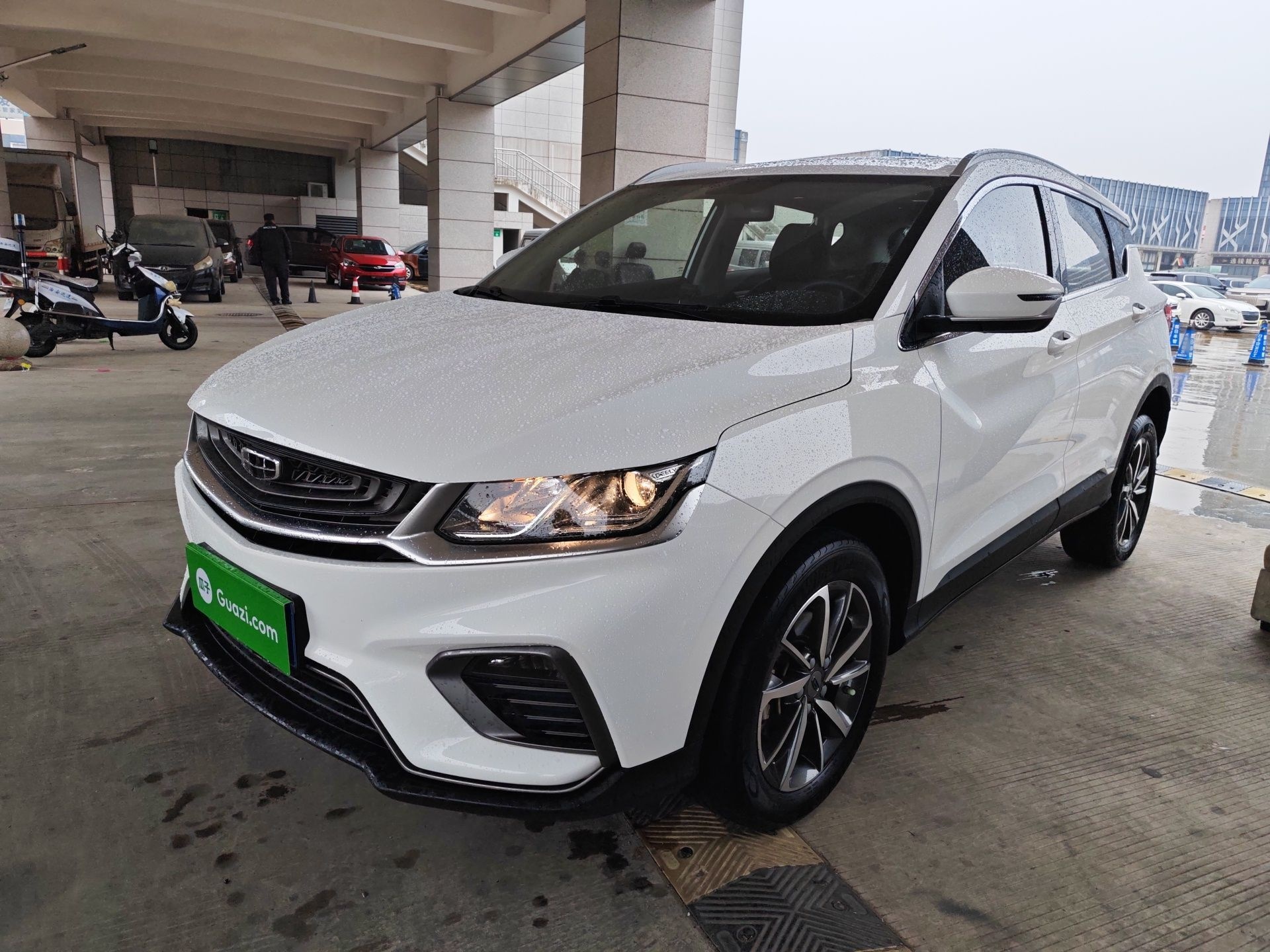 Под передней частью автомобиля