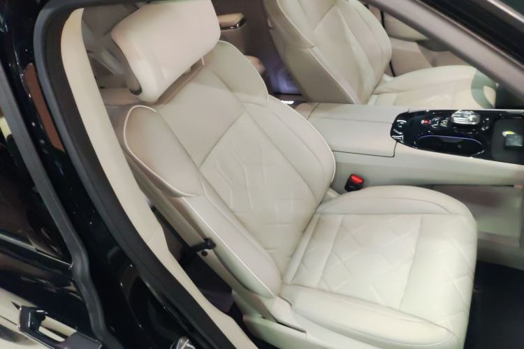 Used Volvo EM90 2025 Ultra Six-Seater
