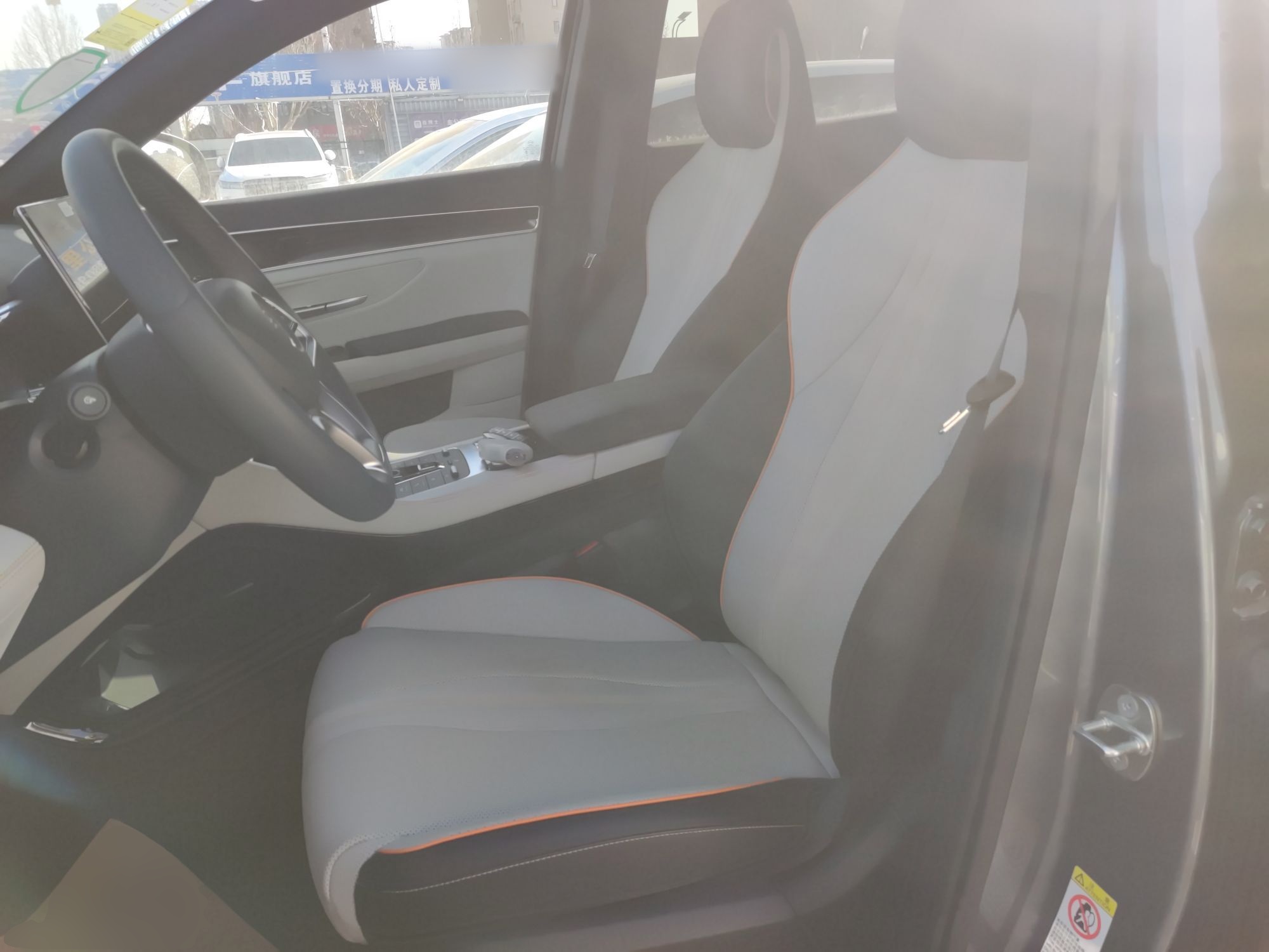 المقاعد الأمامية داخل السيارة