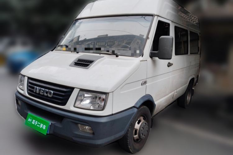 Used Iveco Daily 2020 2.5T A35 Passenger Van with Dual Tires Mid-Roof Design 5-9 Seater Side-Sliding Door China V Emission Standard