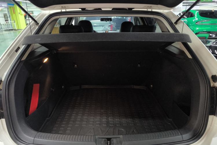 Used Volkswagen Gran Lavida 2015 1.6L Automatic Fashion Edition Trunk