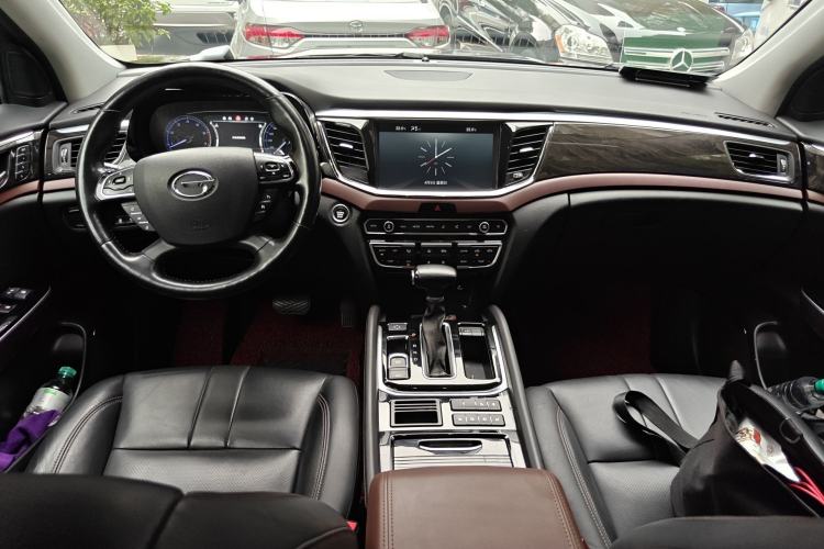 Used GAC Trumpchi GS8 2017 320T Two-Wheel Drive Luxury Smart Connectivity Version (7 Seats) Center Console