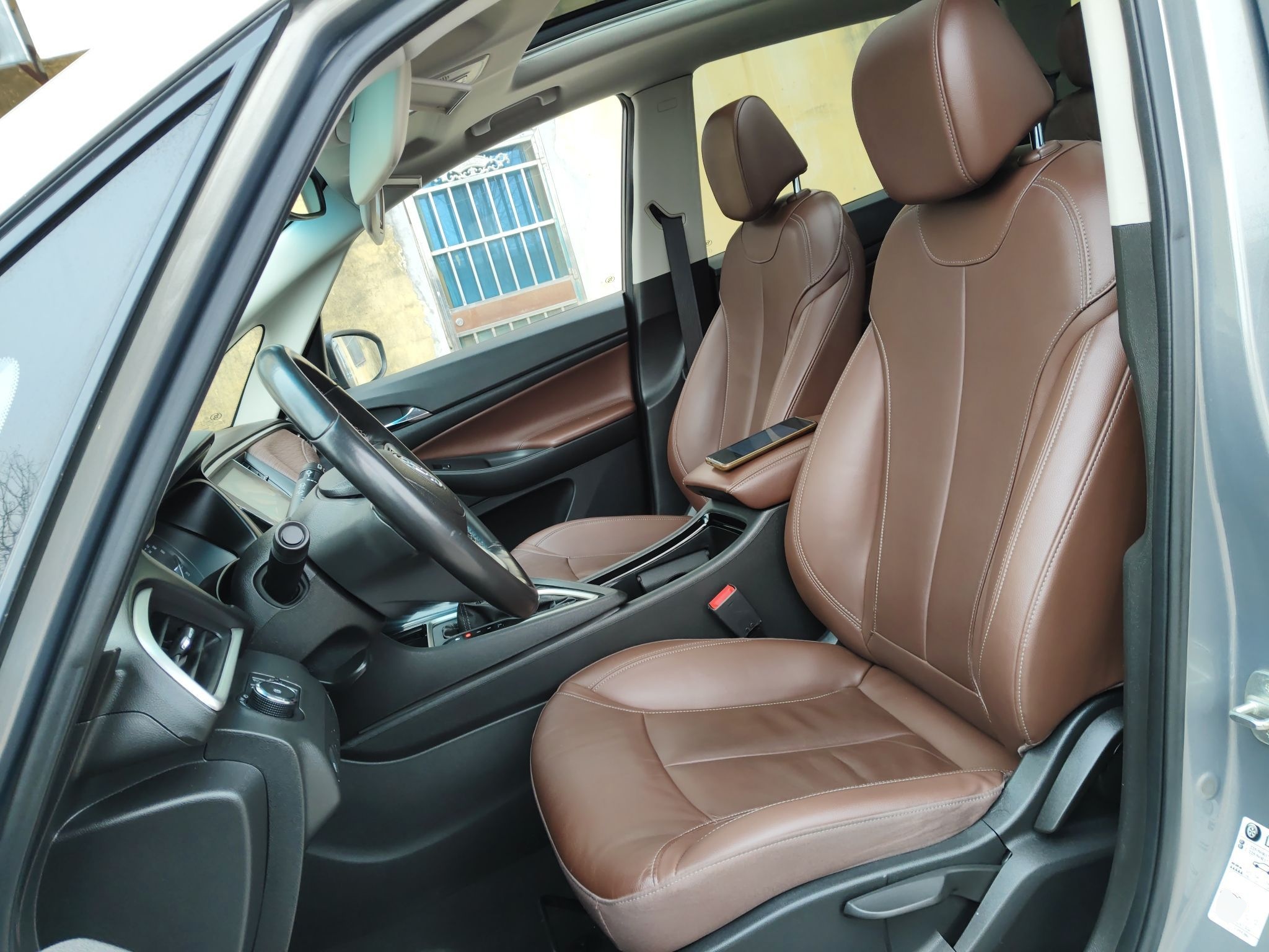 المقاعد الأمامية داخل السيارة