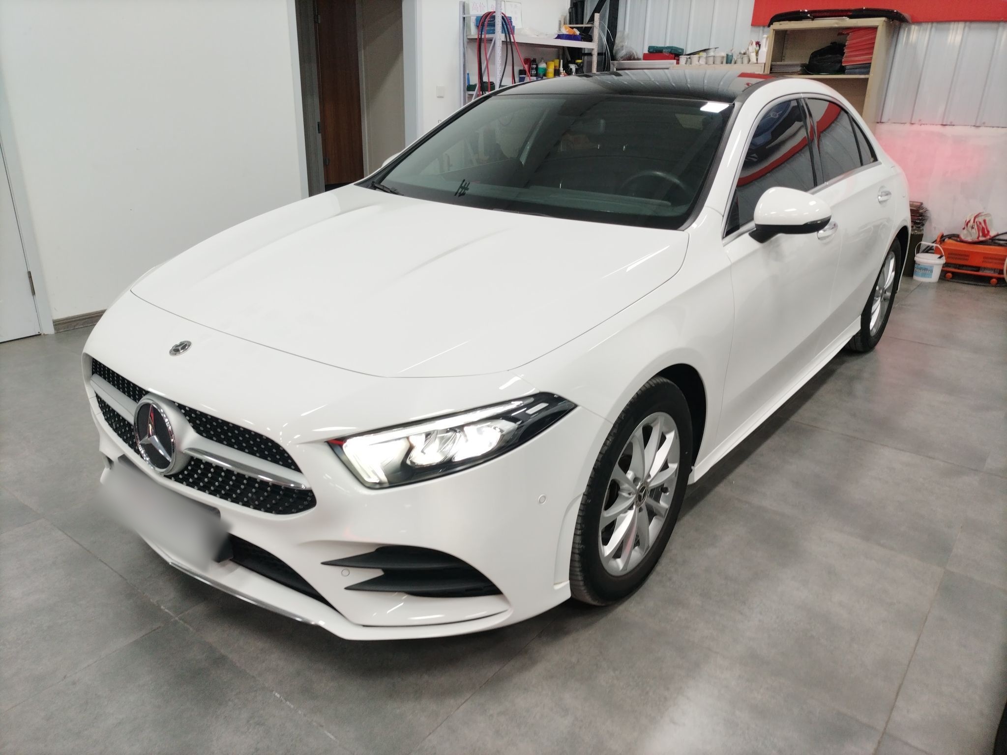 تحت مقدمة السيارة