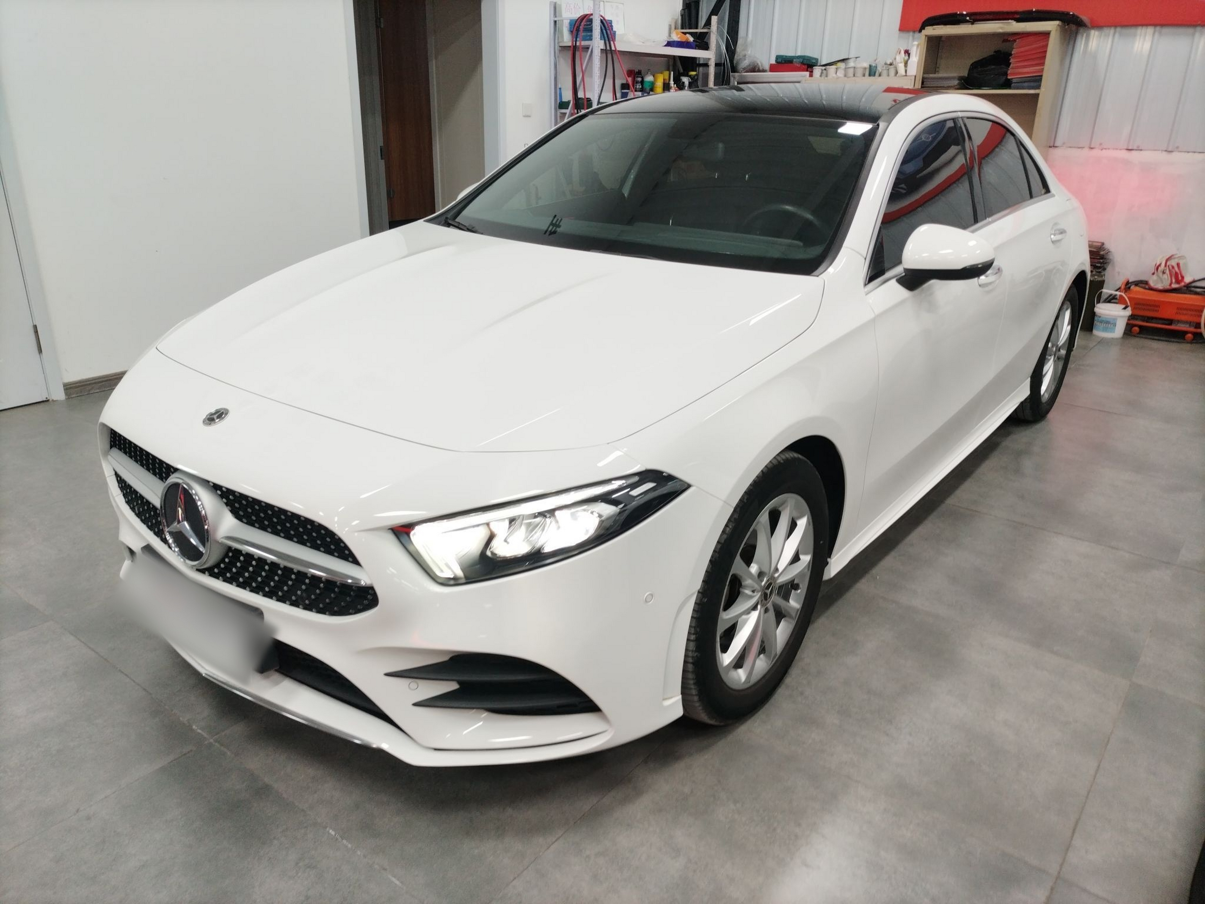 تحت مقدمة السيارة