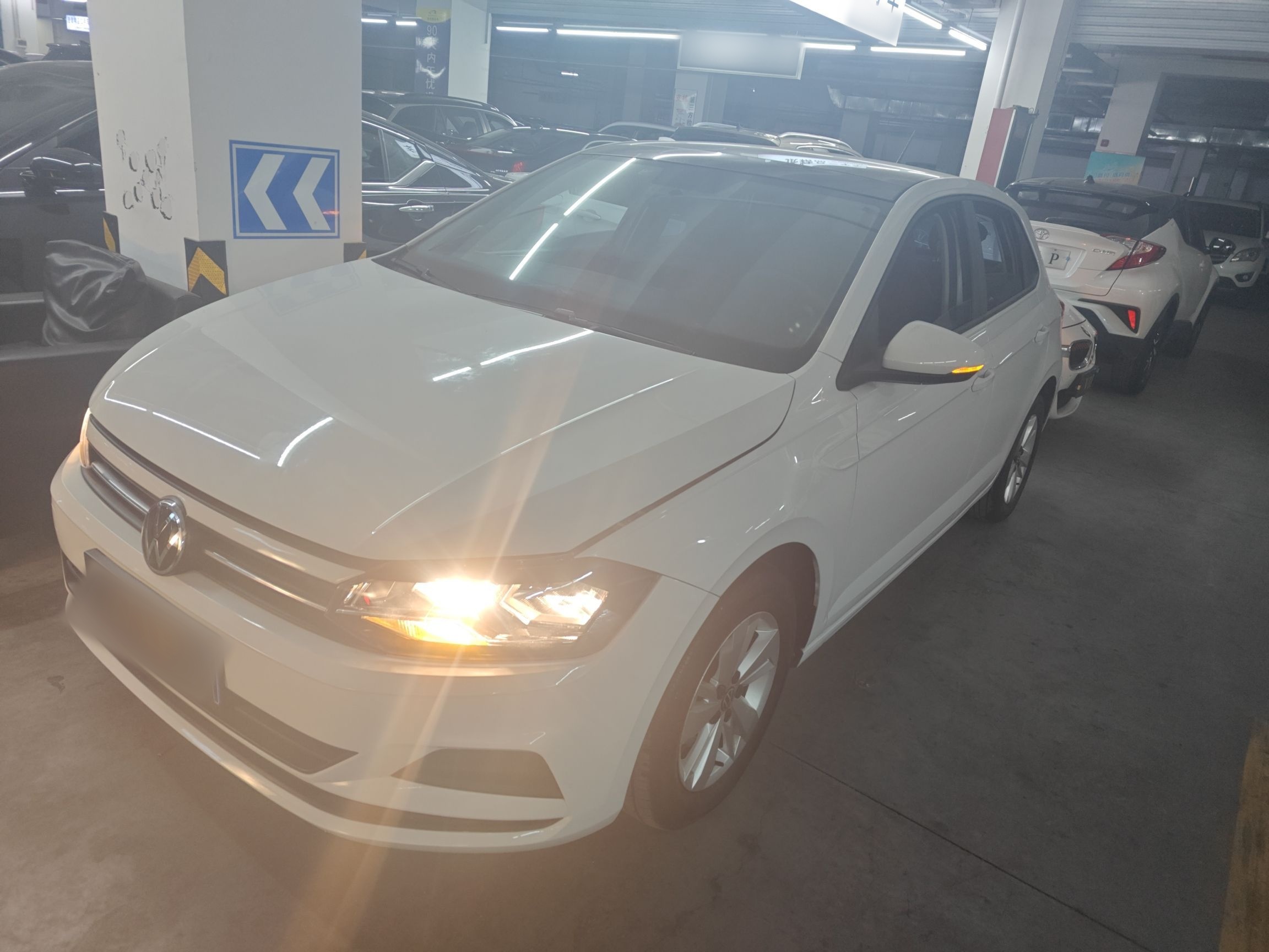 تحت مقدمة السيارة