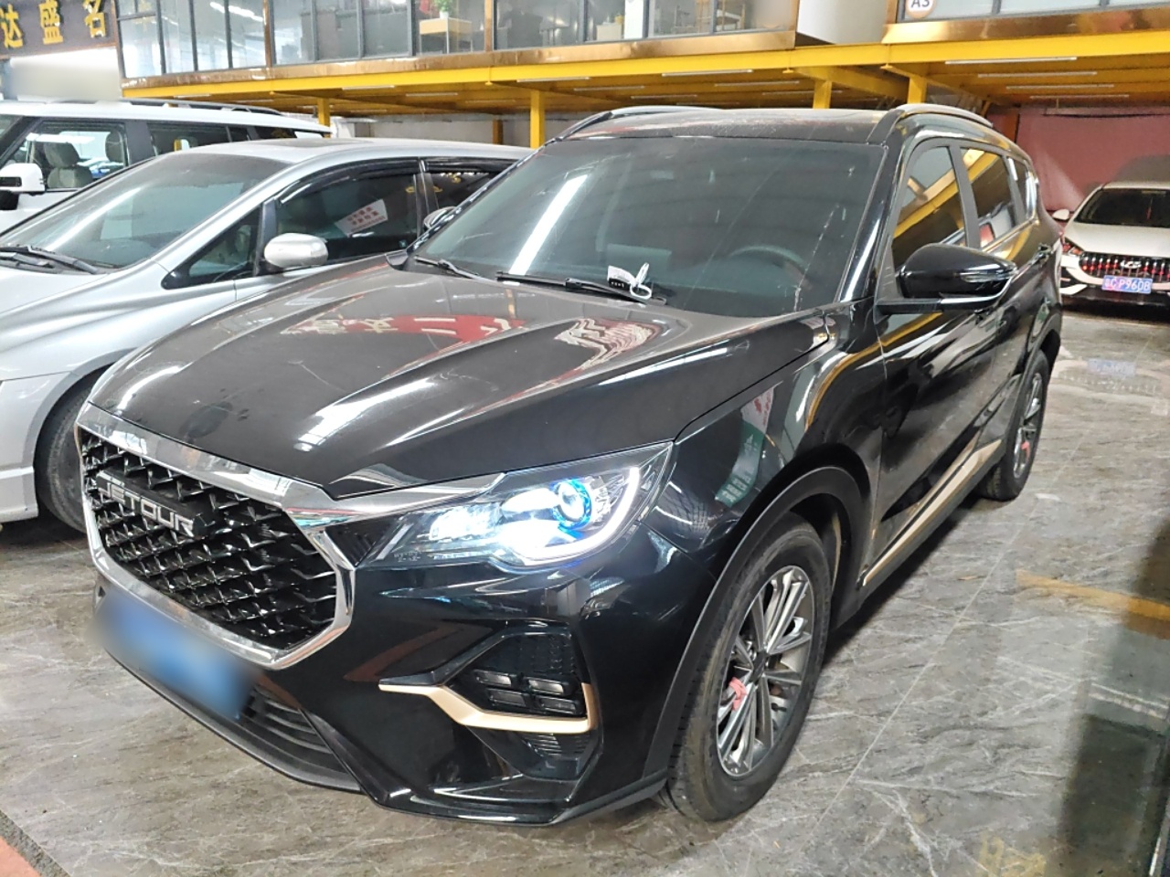 Под передней частью автомобиля