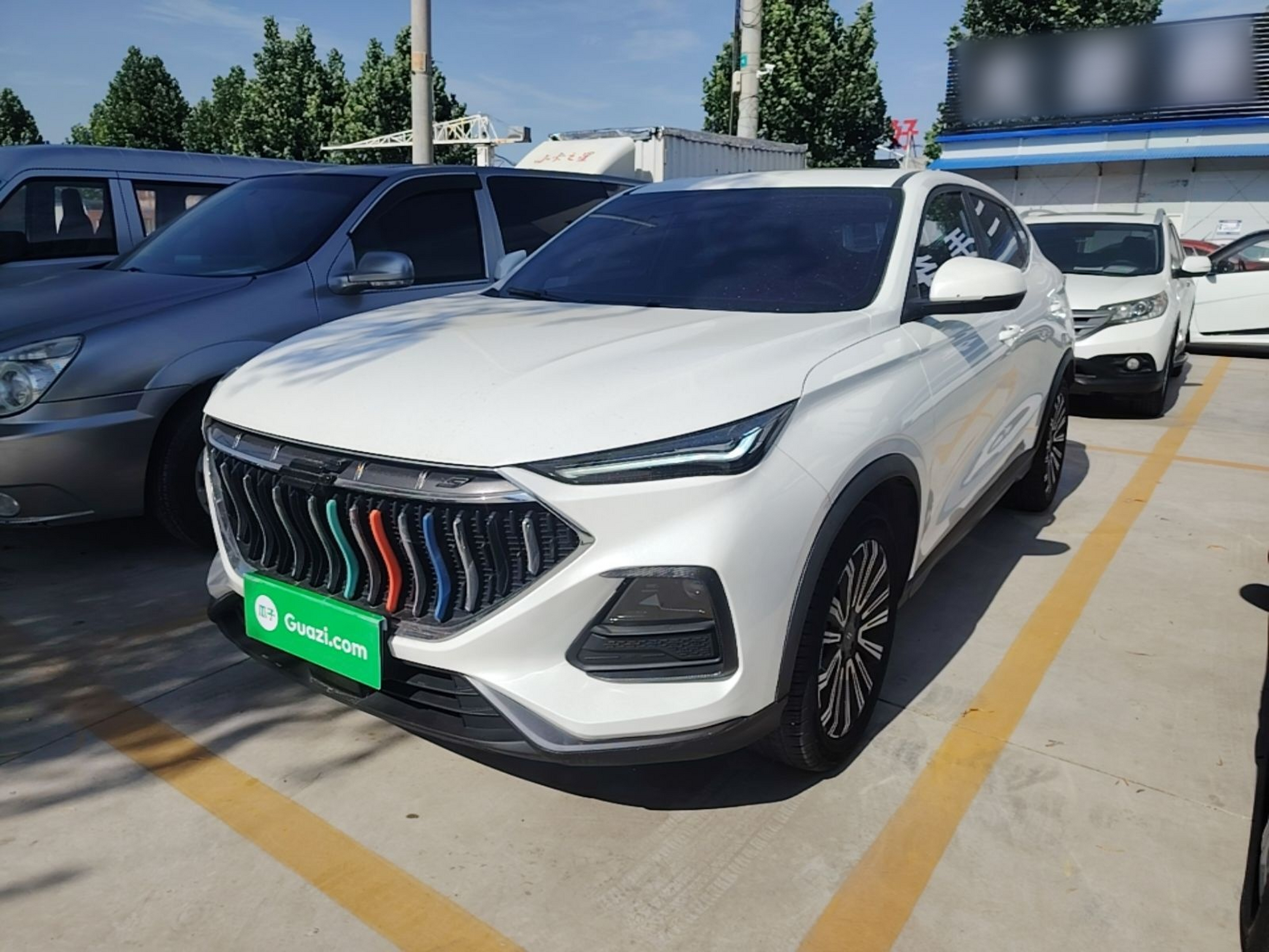 Под передней частью автомобиля