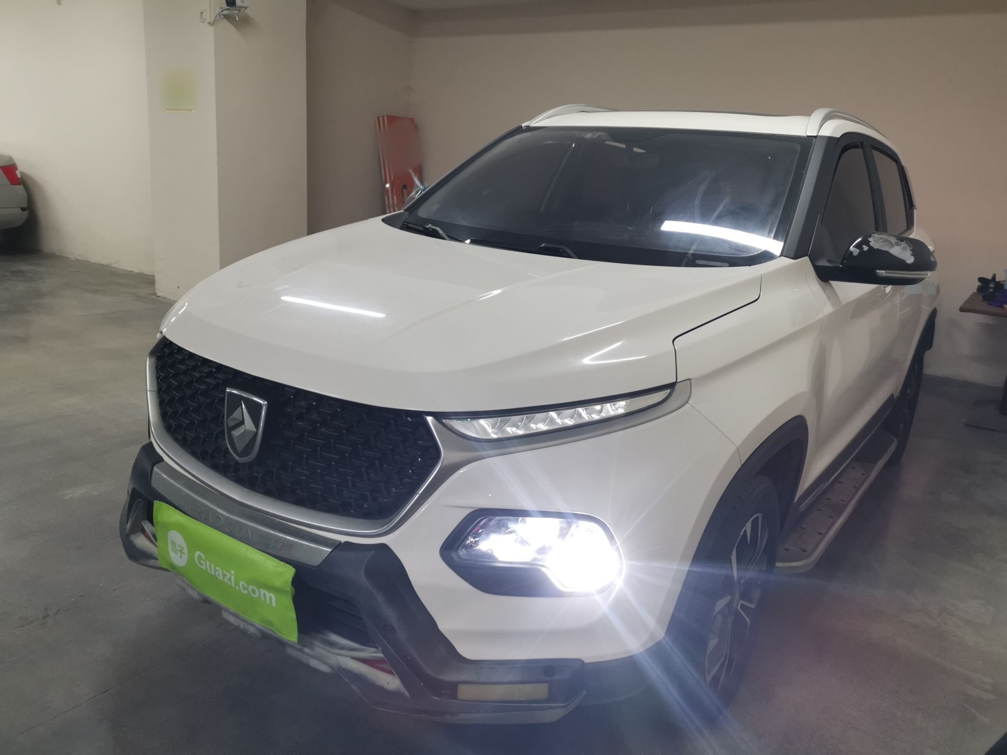 تحت مقدمة السيارة