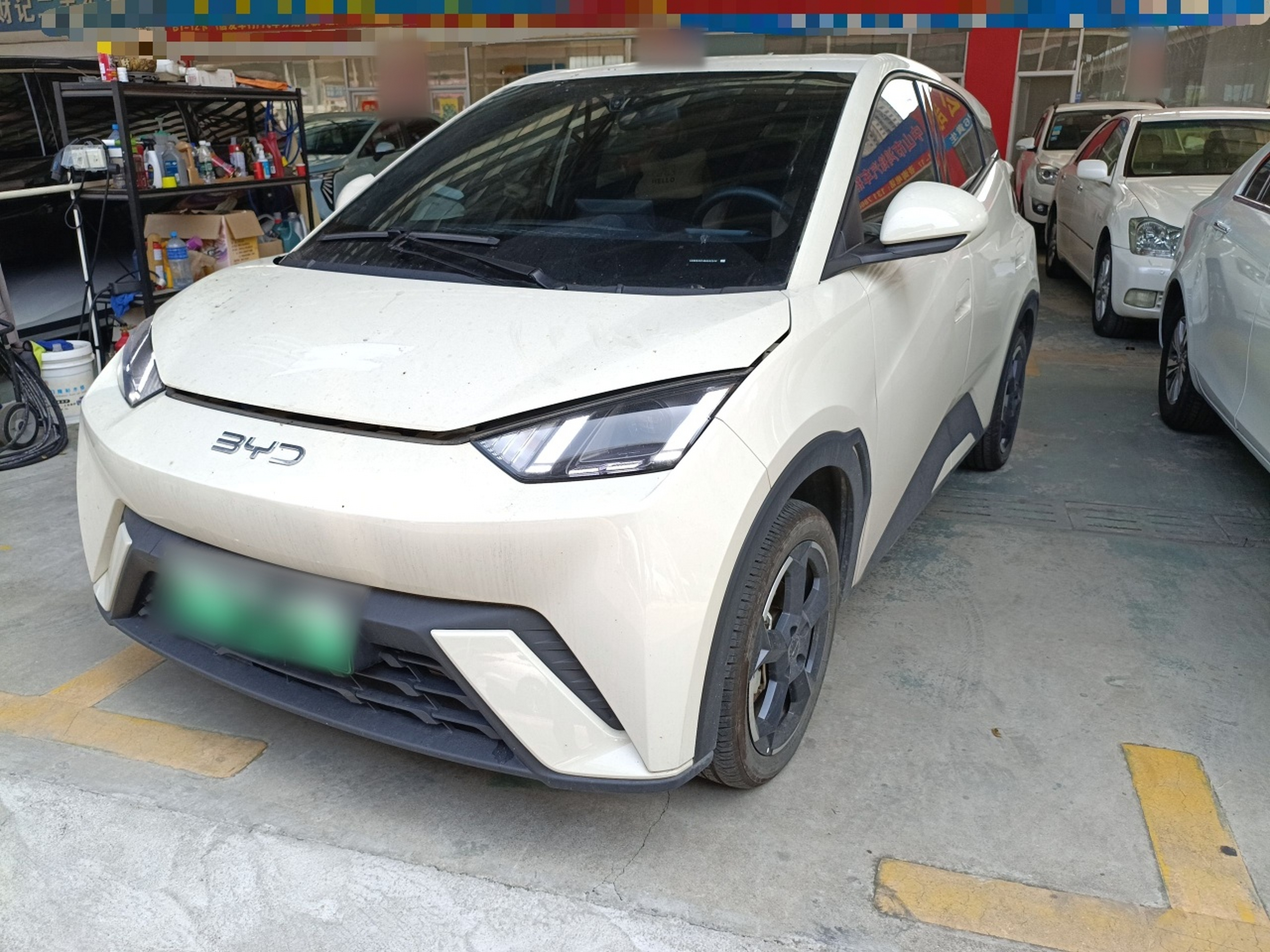 تحت مقدمة السيارة