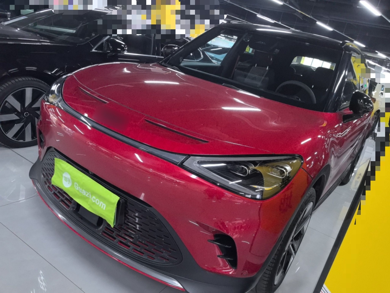 تحت مقدمة السيارة