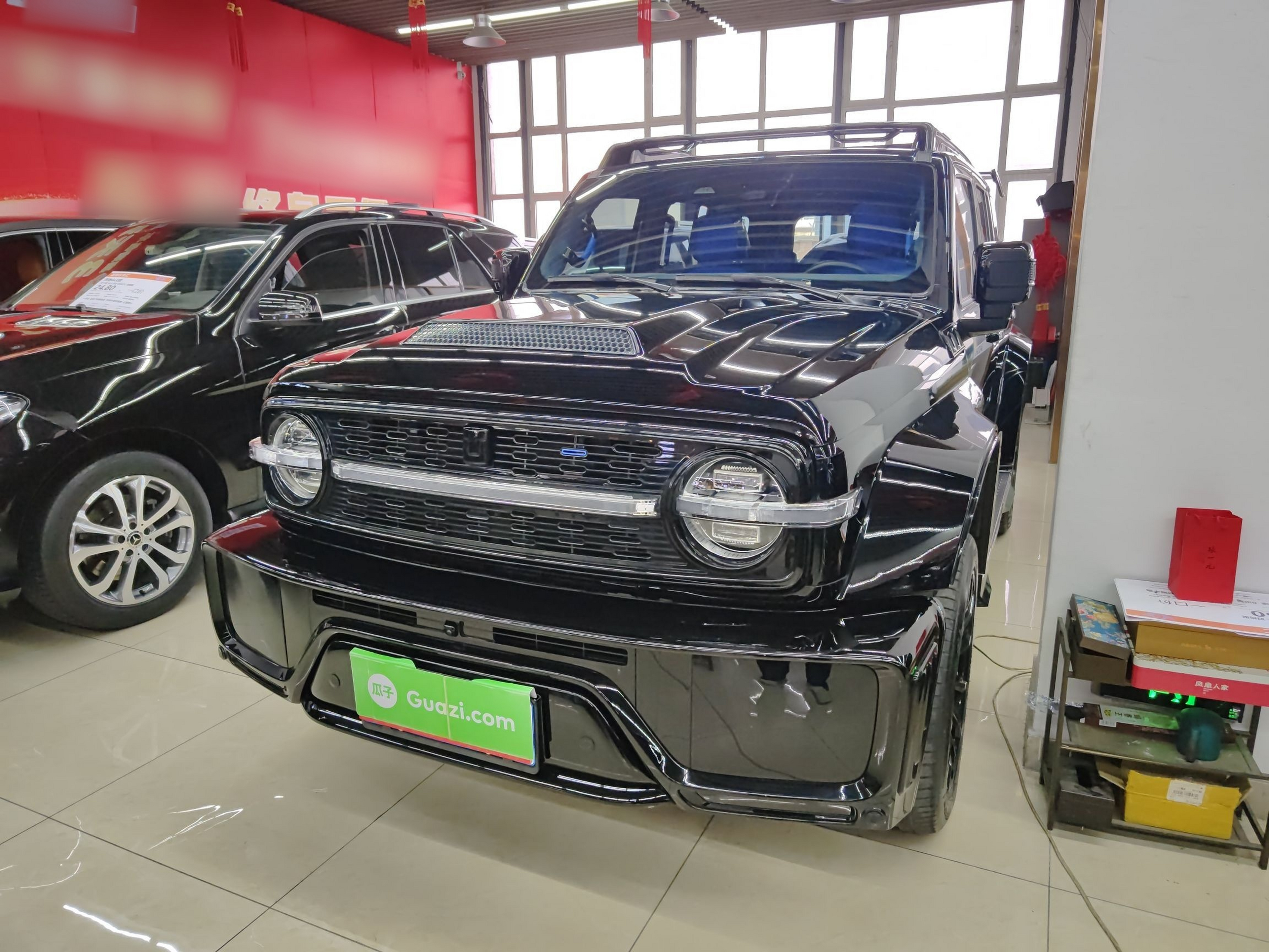 تحت مقدمة السيارة