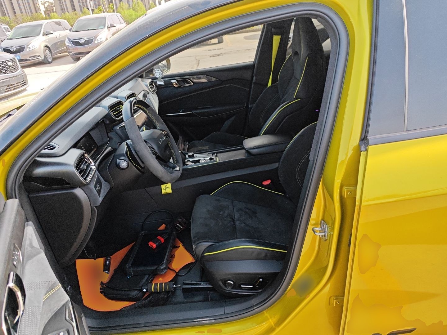 المقاعد الأمامية داخل السيارة