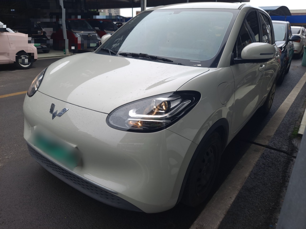 تحت مقدمة السيارة