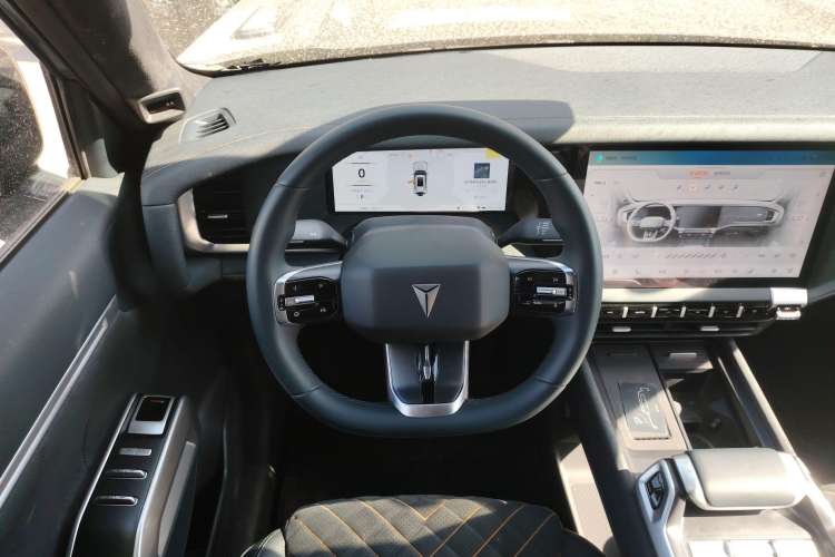 Used Deepal G318 2024 Four-Wheel-Drive Air Suspension Model
