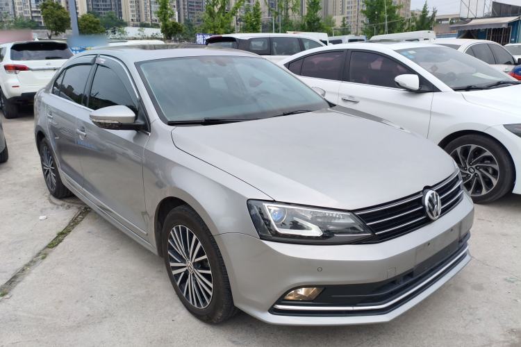 Used Volkswagen Sagitar 2017 230TSI Automatic Luxury Edition Front Right 45 Deg