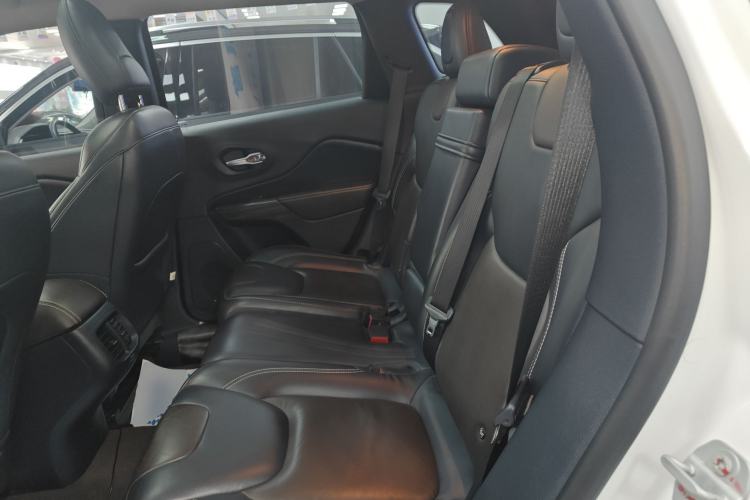 Used Jeep Cherokee 2016 2.4L Professional Edition
