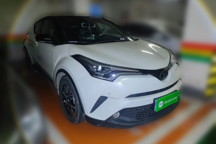 Used Toyota C-HR 2018 2.0L Luxury Sunroof Version China VI Standard Front Right 45 Deg