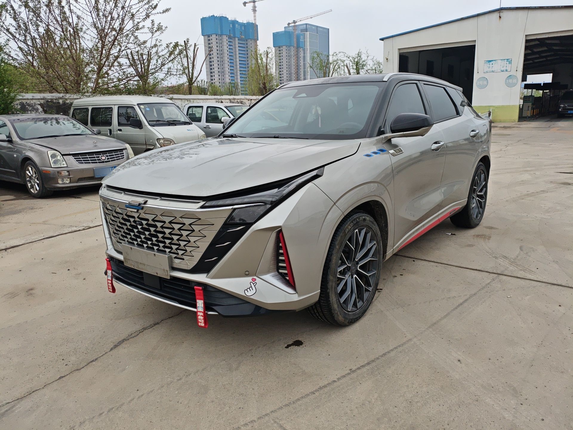 تحت مقدمة السيارة