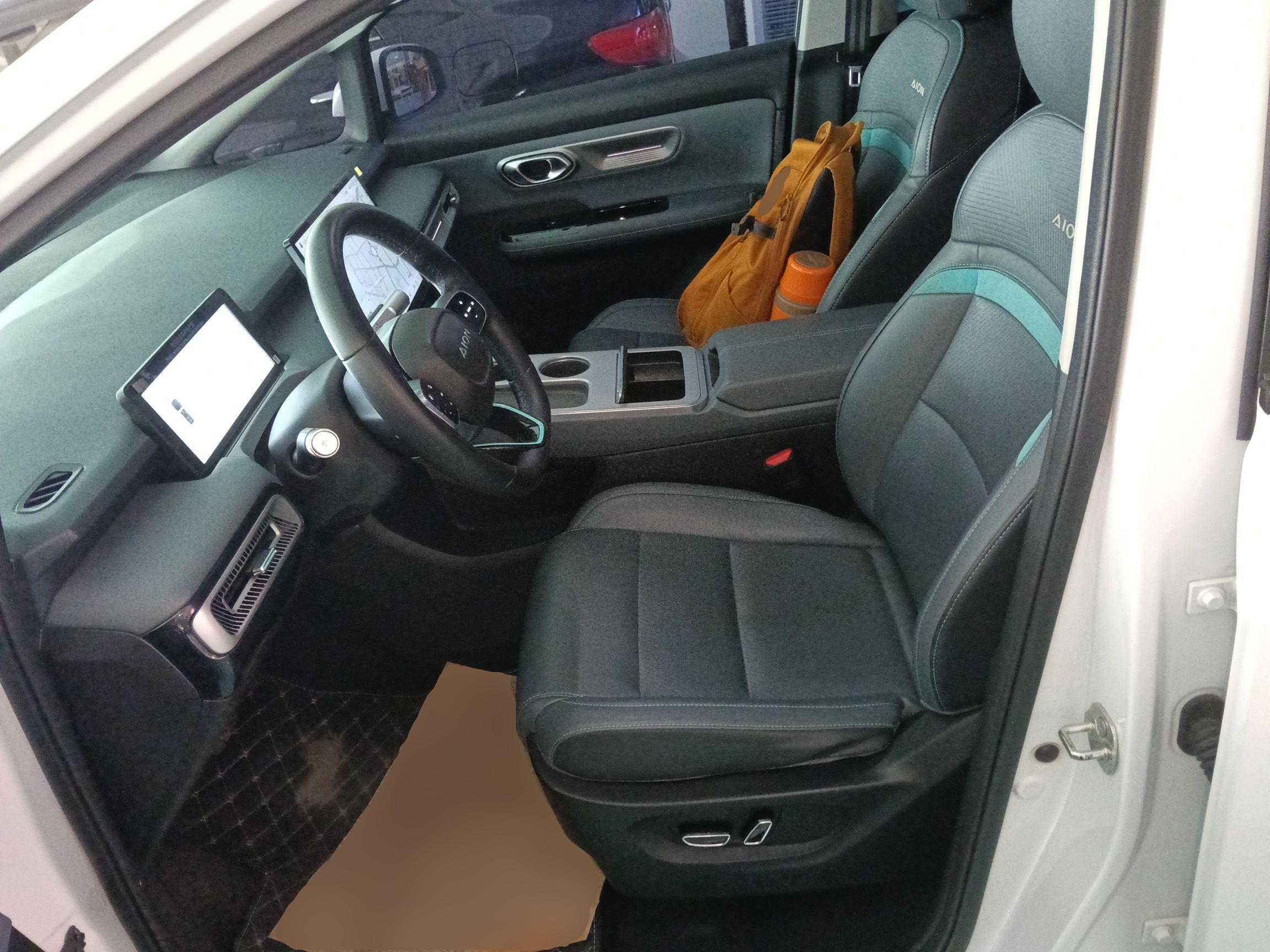 المقاعد الأمامية داخل السيارة