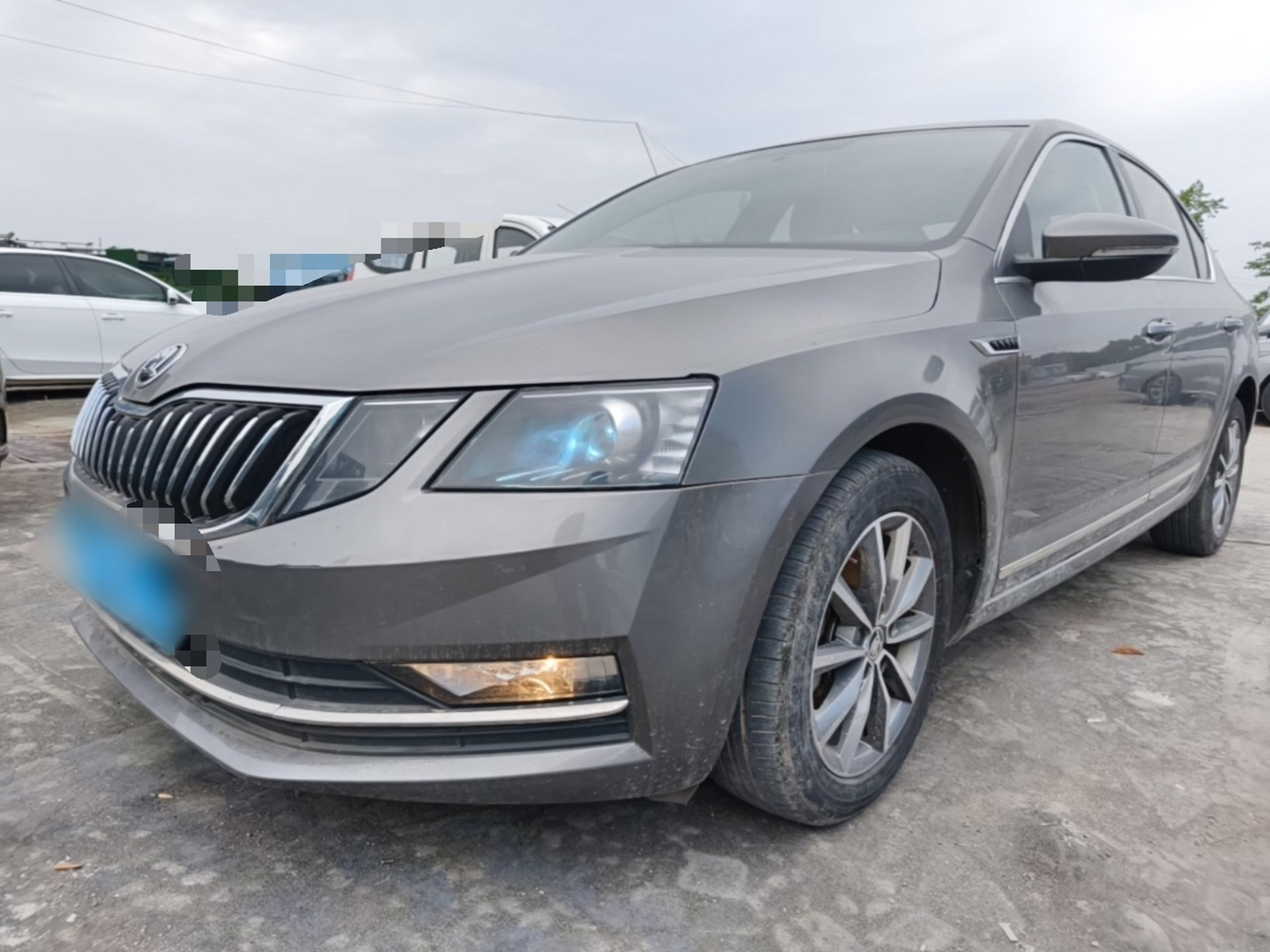 Под передней частью автомобиля