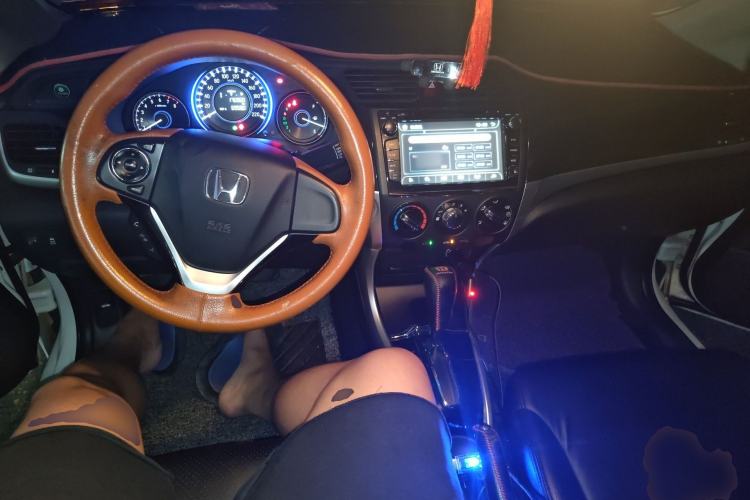 Used Honda Crider 2015 1.8L automatic luxury edition Center Console