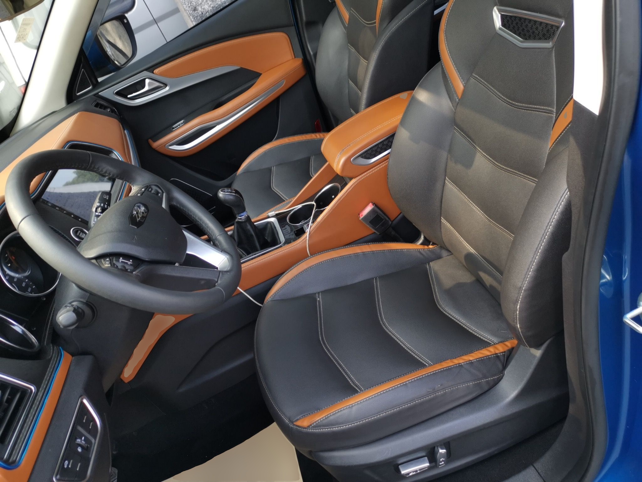 المقاعد الأمامية داخل السيارة