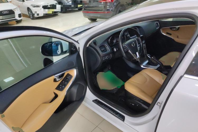 Used Volvo V40 2017 T4 Smart Luxury Edition