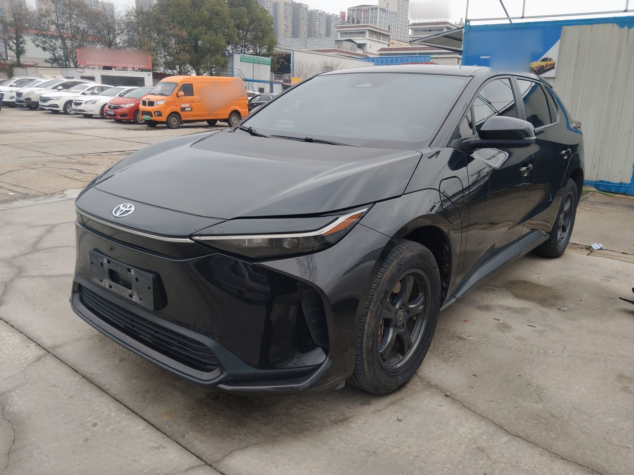 Под передней частью автомобиля