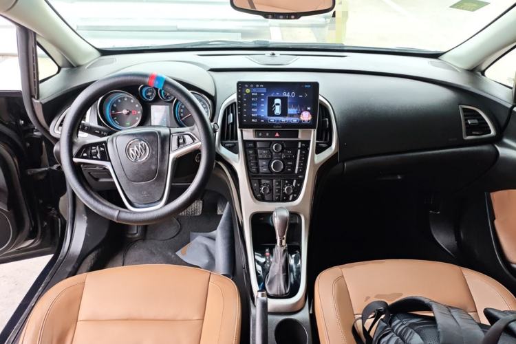 Used Buick GT 2013 GT 1.8L Automatic Fashion Edition Center Console