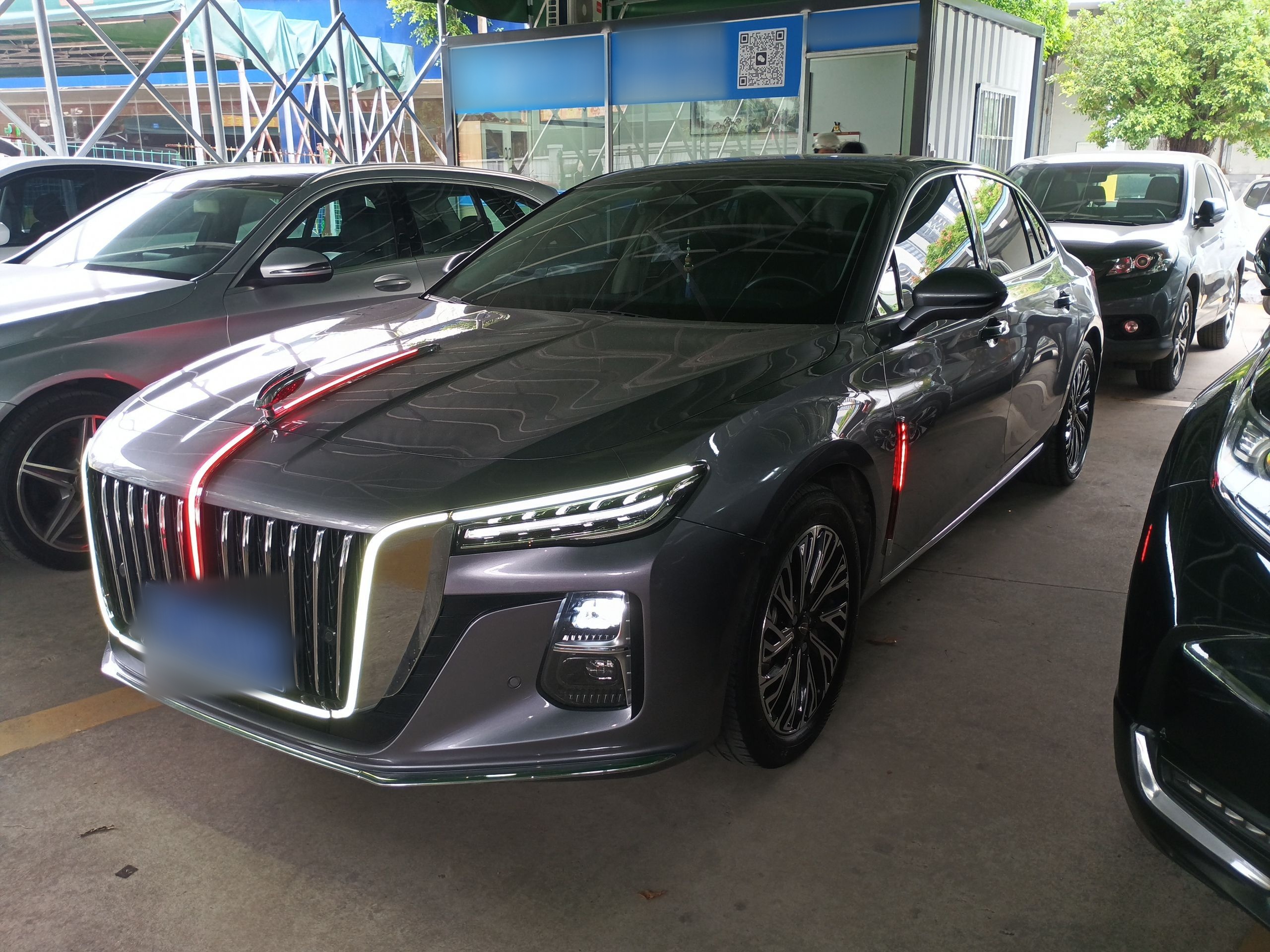 تحت مقدمة السيارة