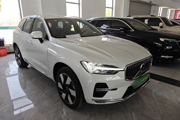 Used Volvo XC60 New Energy 2025 Plug-in Hybrid Long-Range All-Wheel Drive Smart Luxury Edition Front Right 45 Deg