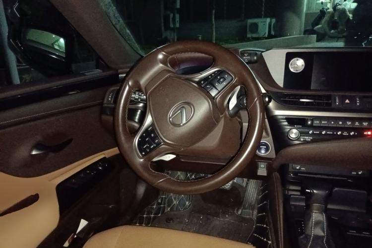 Used Lexus ES 2020 300h Premier Edition
