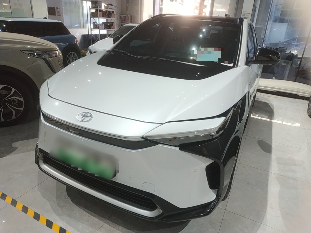 تحت مقدمة السيارة