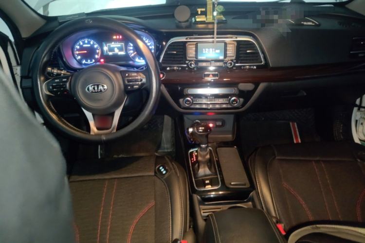 Used Kia K4 2014 1.8L Automatic DLX Center Console