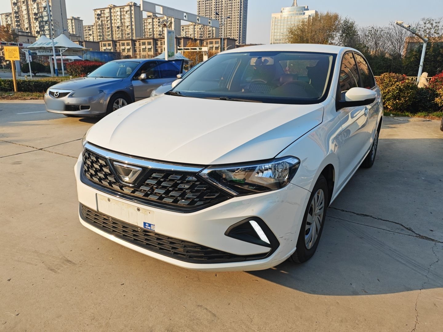 Под передней частью автомобиля