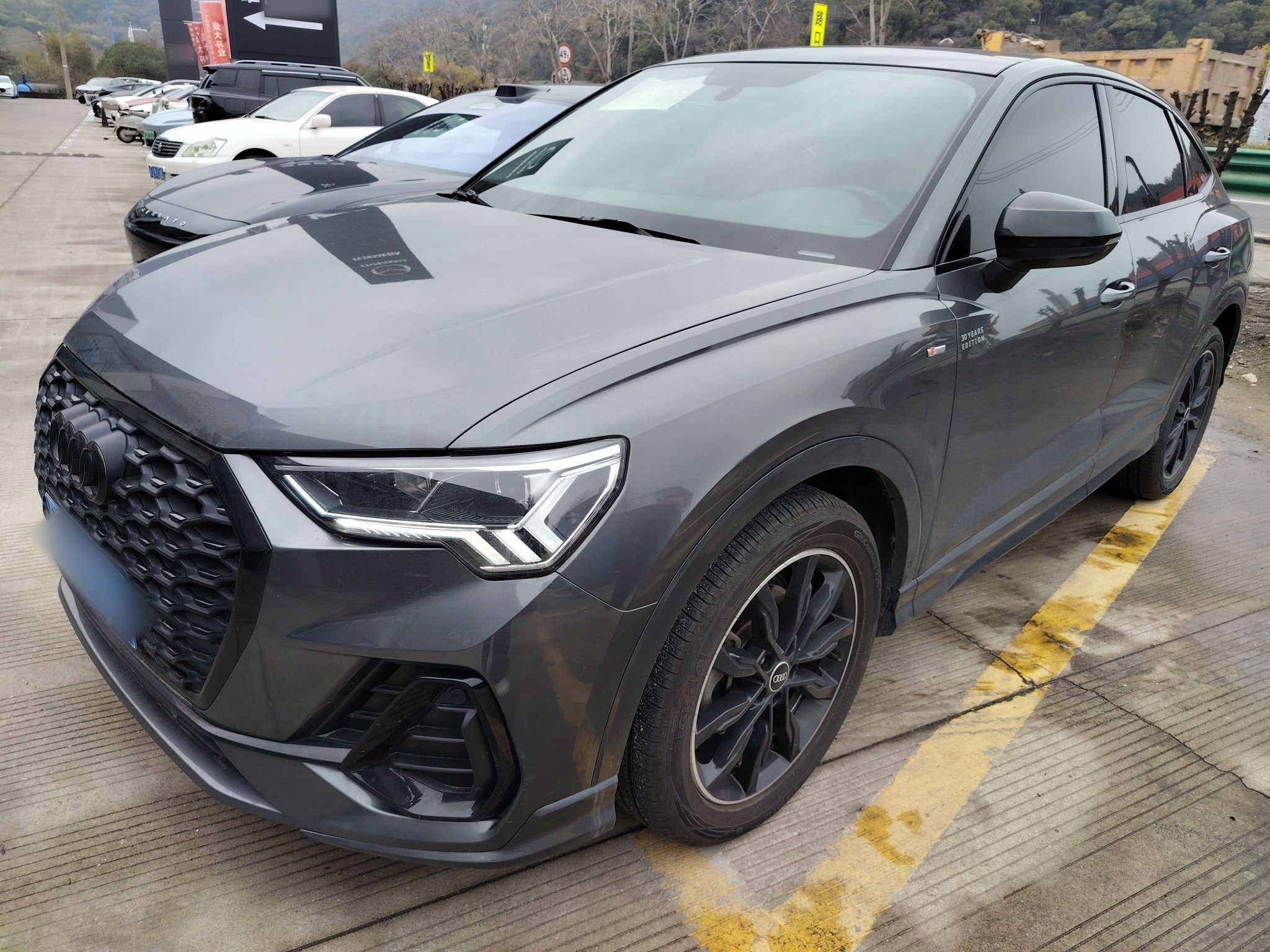 Под передней частью автомобиля