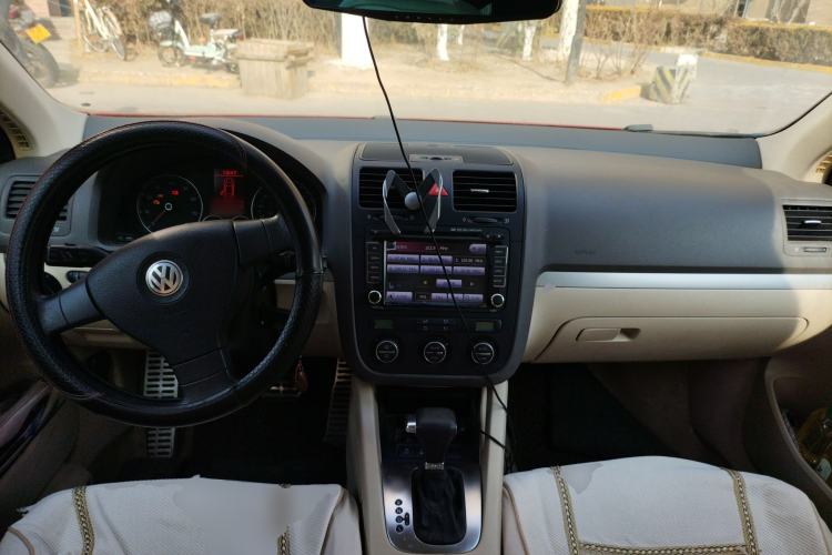 Used Volkswagen Sagitar 2010 1.4 TSI Automatic Tech Edition Center Console