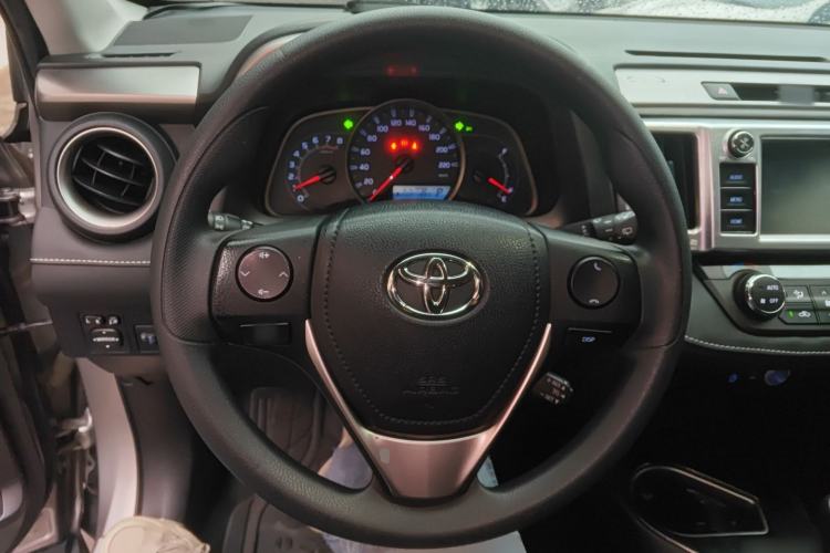 Used Toyota RAV4 2016 2.0L CVT Two-Wheel Drive Fashion Edition China V Standard Steering Wheel