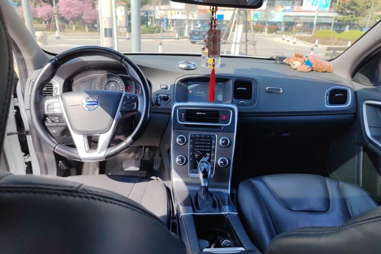 Used Volvo V60 2015 T5 Zhiyi Edition Center Console