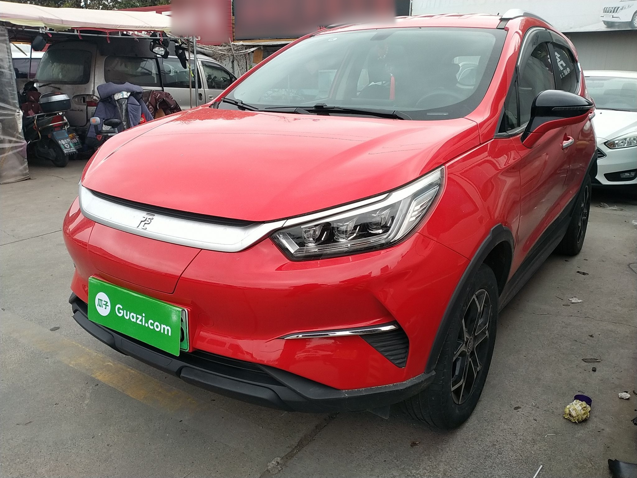 تحت مقدمة السيارة