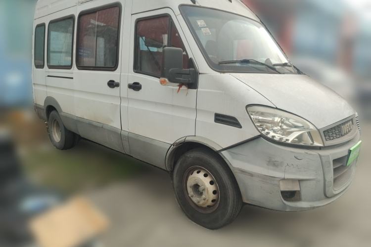 Used Iveco Power Daily 2017 2.5T Deluxe A37 High-Roof 6-7 Seater Bus 47Z5 Front Right 45 Deg