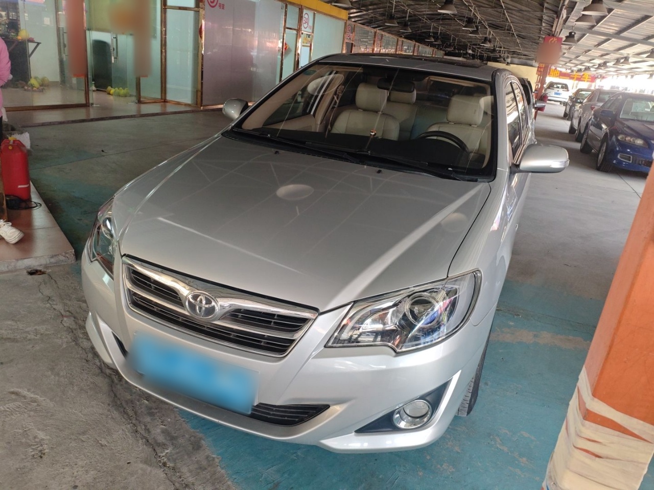 Под передней частью автомобиля