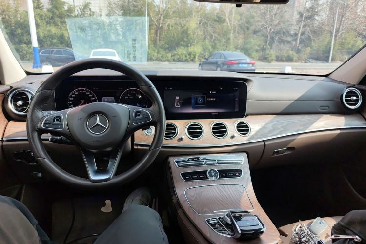 Used Mercedes-Benz E-Class 2018 Facelift E 200 L 4MATIC Center Console