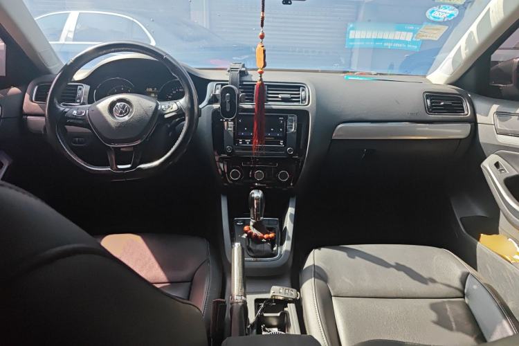 Used Volkswagen Sagitar 2017 1.6L Automatic Comfort Model Center Console