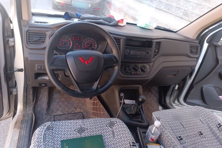 Used Wuling Hongguang V 2022 1.5L Jingqu Edition Electric-Assist LAR Center Console