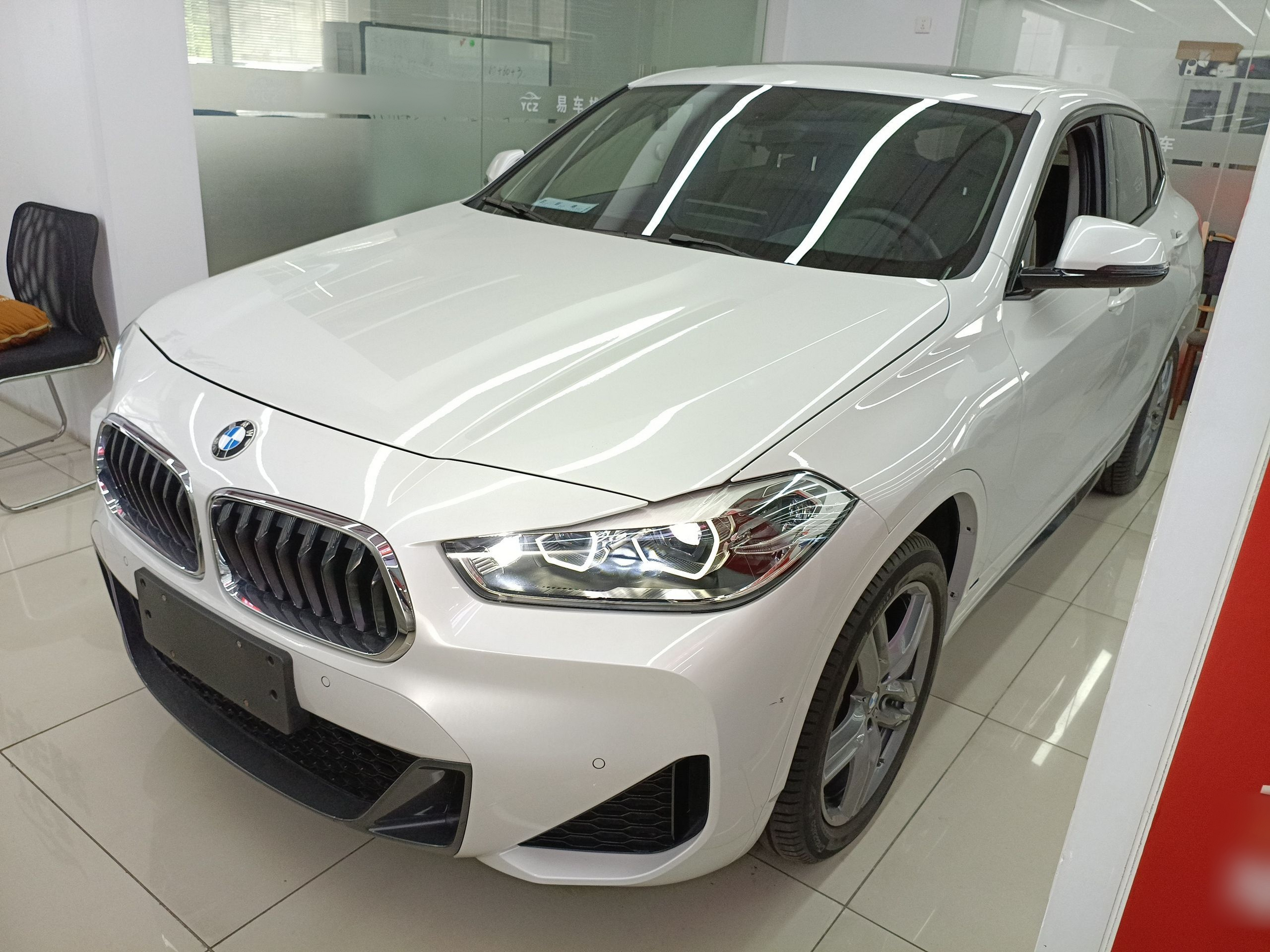 Под передней частью автомобиля