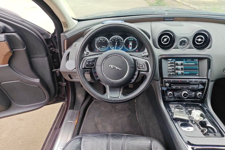 Used Jaguar XJ 2015 XJL 3.0 SC Elegant Business 80th Anniversary Limited Edition Steering Wheel
